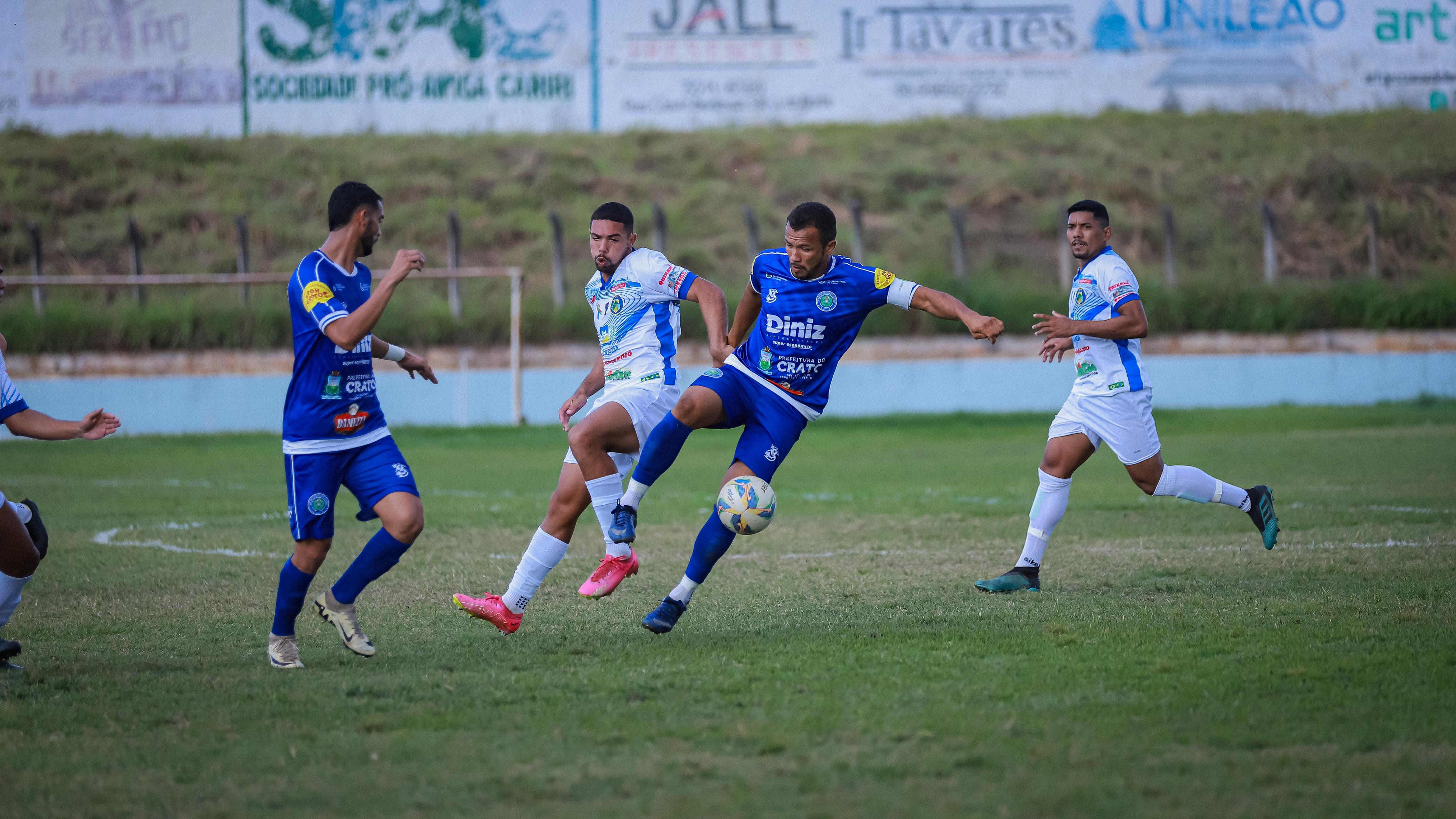 Jogadores do Crato Esporte Clube em campo